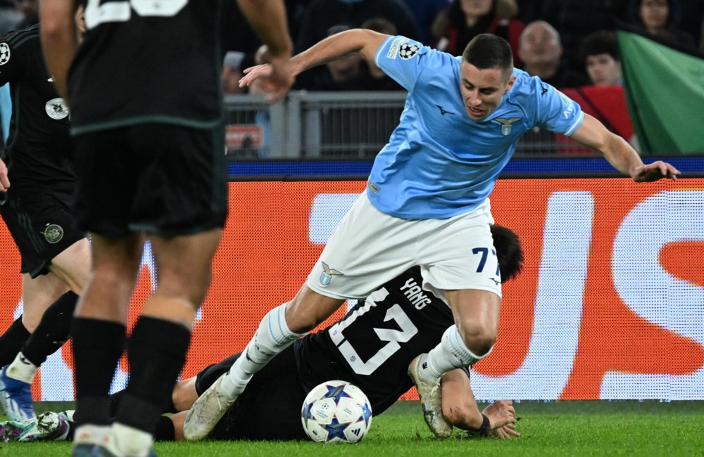 epa10999611 Lazio's Adam Marusic fights for the ball with Yang Hyun-Jun of Celtic during the UEFA Champions League Group E soccer match between SS Lazio and Celtic FC, in Rome, Italy, 28 November 2023.  EPA-EFE/MAURIZIO BRAMBATTI