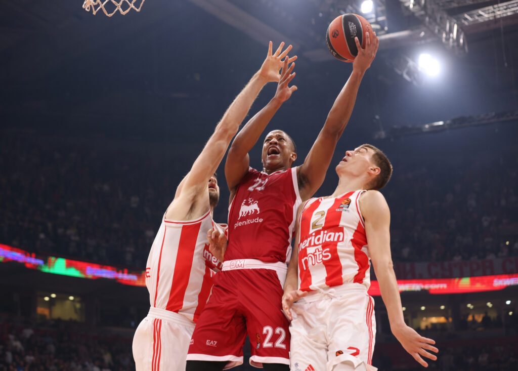 epa10993313 Milan's Devon Hall (C) in action against Red Star's Mike Tobey (L) and Stefan Lazarevic (R) during the Euroleague Basketball match between Red Star Belgrade and Emporio Armani Milan in Belgrade, Serbia, 24 November 2023.  EPA-EFE/ANDREJ CUKIC