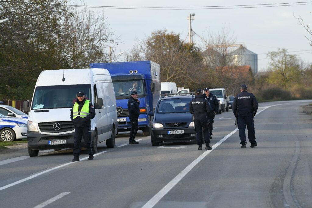 čenta 13.11.2023 blokada poljoprivrednika, poljoprivrednici, paori , blokada puta, traktori