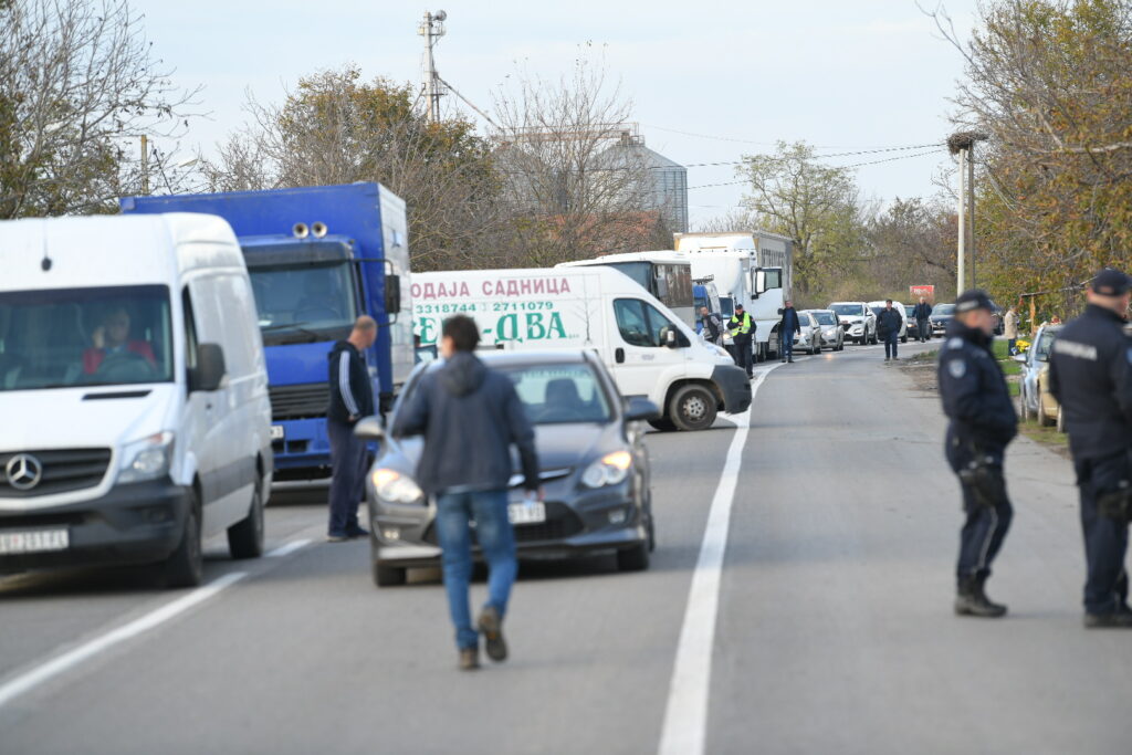 čenta 13.11.2023 blokada poljoprivrednika, poljoprivrednici, paori , blokada puta, traktori