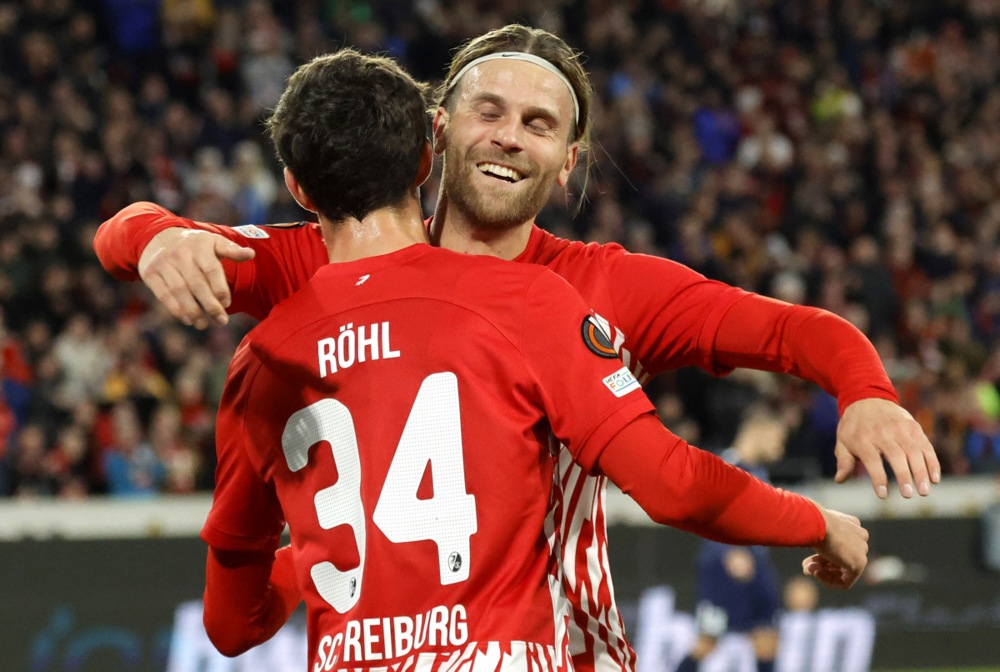 epa10967341 Freiburg's Merlin Roehl (L) celebrates with teammates after scoring the 1-0 lead during the UEFA Europa League Group A match between SC Freiburg and TSC Backa Topola in Freiburg, Germany, 09 November 2023.  EPA-EFE/RONALD WITTEK