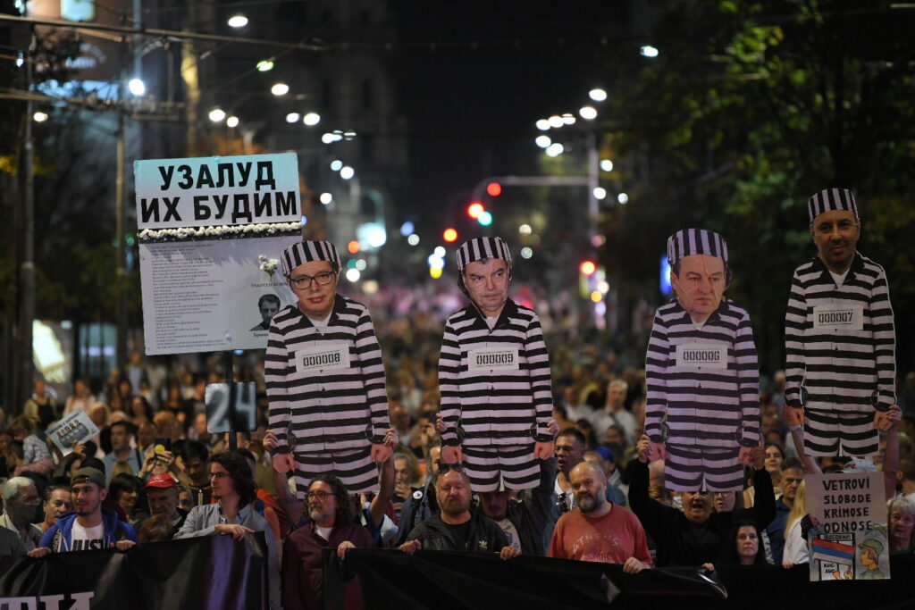 Beograd 14.10.2023. Protest Srbija protiv nasilja, 24. protest Srbija protiv nasilja, početak šetnje, šetnja, transparent, lutke, političari od kartona, karton Foto: Amir Hamzagić/Nova.rs