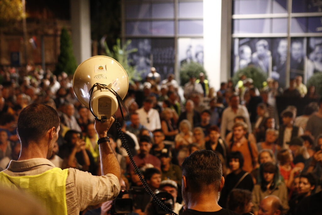 Beograd 23.09.2023. Dvadeset prvi protest, 21. protest Srbija protiv nasilja,  ispred Narodne skupštine, šetnja, RTS  Foto: Amir Hamzagić/Nova.rs