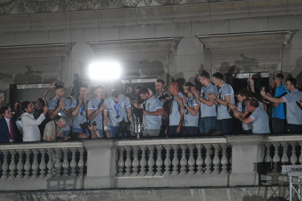 Beograd 12.09.2023. Doček košarkaša i Novaka Đokovića ispred zgrade Skupštine grada, izlazak košarkaša i Novaka Đokovića na balkon Foto: Nemanja Jovanović/Nova.rs