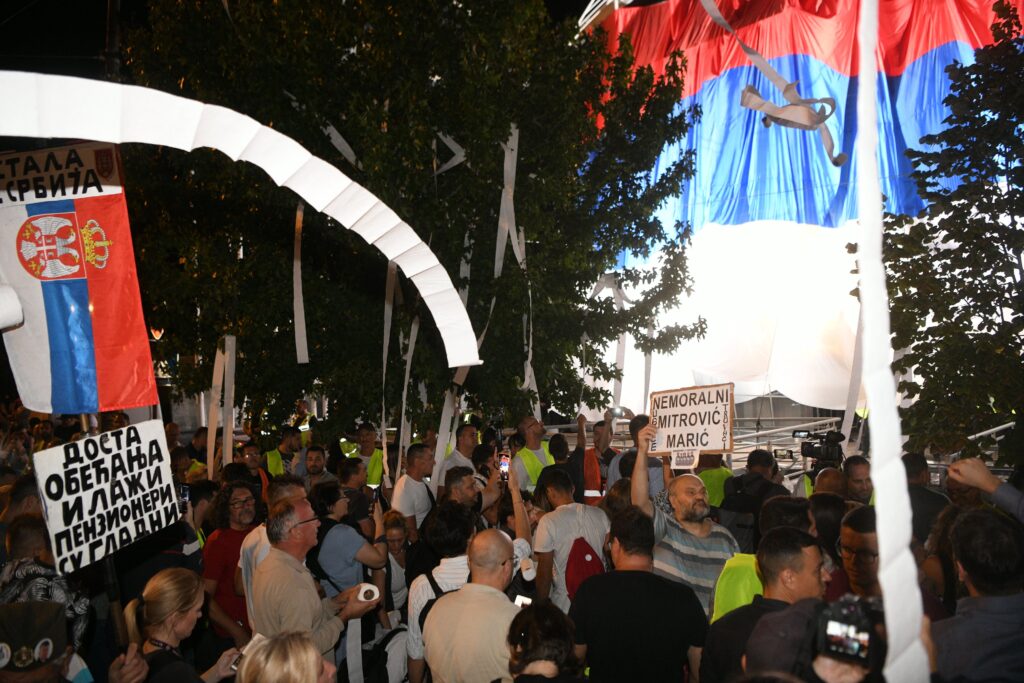 Beograd 08.09.2023. Šetnja. Zgrada televizije Pink. Ispred Pinka. Protest Srbija protiv nasilja, 19. po redu protest Srbija protiv nasilje, okupljanje građana ispred zgrade Vlade Srbije Foto: Filip Krainčanić/Nova.rs