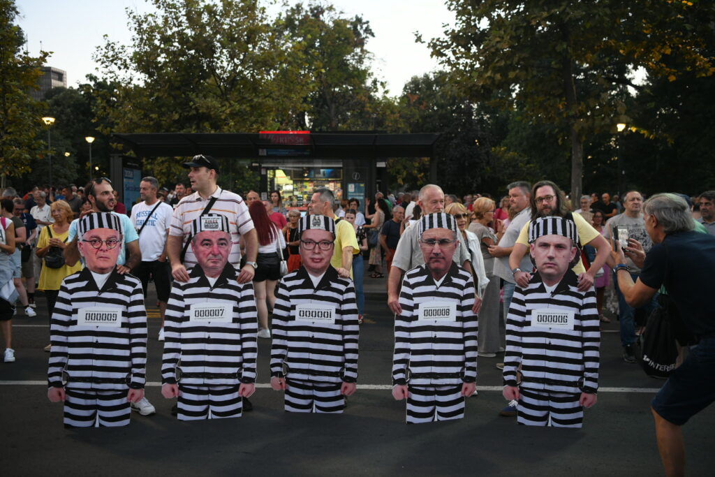 Beograd 02.09.2023. Protest Srbija protiv nasilje, 18. protest građana pod nazivom Srbija protiv nasilja, političari od kartona, transparent, rekvizit, karton  Foto: Vesna Lalić/Nova.rs