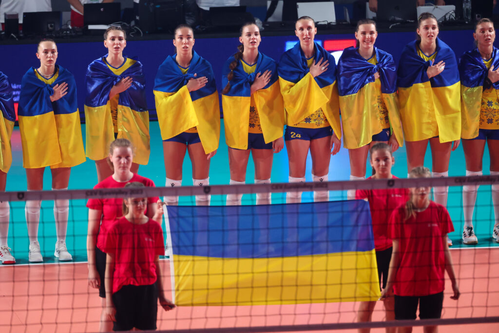 epa10805652 Ukrainian team lines up prior to the CEV EuroVolley 2023 pool A volleyball match between Serbia and Ukraine, in Ghent, Belgium, 18 August 2023.  EPA-EFE/OLIVIER HOSLET