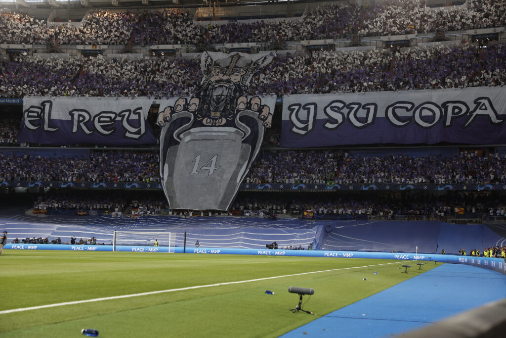 epa10617952 Real Madrid supporters show a banner that reads 'The King And His Cup' during the UEFA Champions League semifinal first leg soccer match between Real Madrid and Manchester City, in Madrid, Spain, 09 May 2023.  EPA-EFE/SERGIO PEREZ