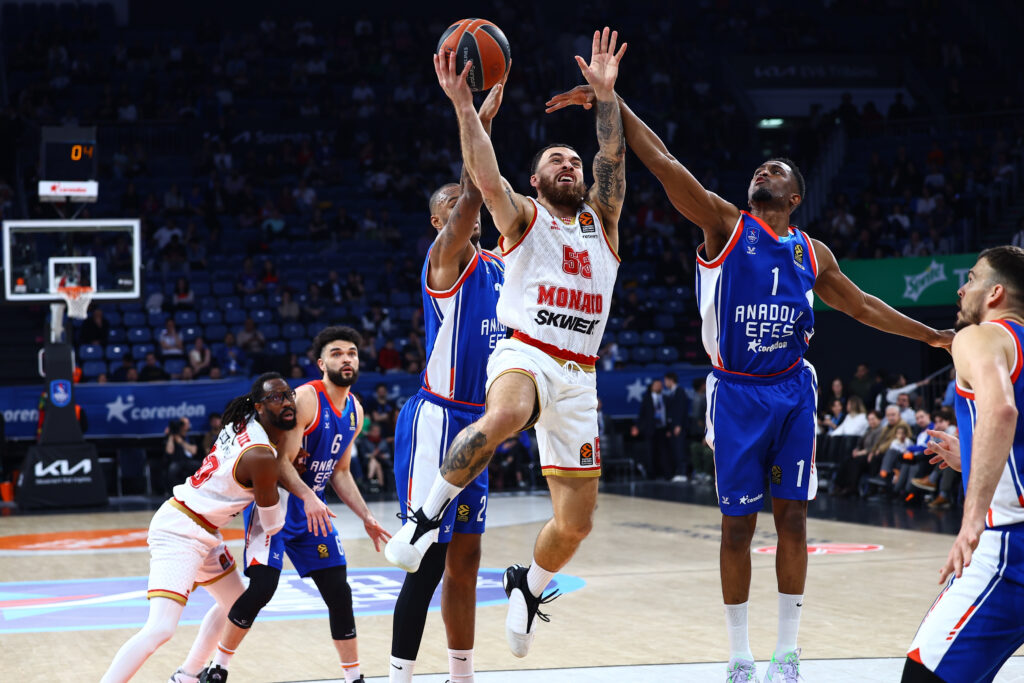 epa10572858 Monacos Mike James  (C)  in action against Anadolu Efes Rodrigue Beaubois  (R-2) during the Euroleague Basketball match between Anadolu Efes and AS Monaco in Istanbul, Turkey, 14 April, 2023.  EPA-EFE/SEDAT SUNA