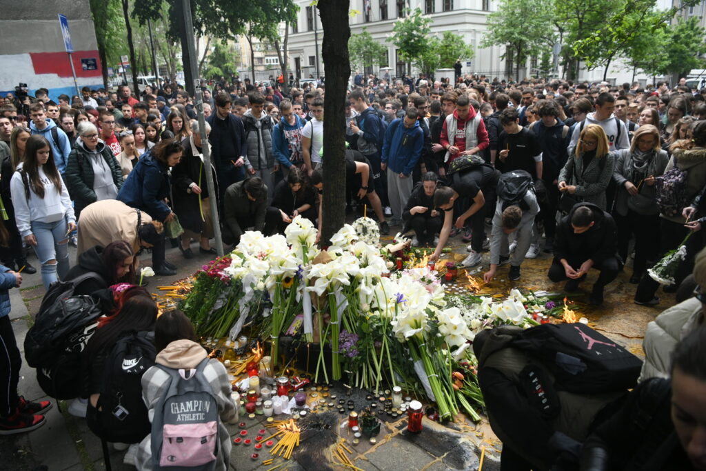 Beograd 04.05.2023. Osnovna škola Vladislav Ribnikar, dan posle pucnjave, cveće, paljenje sveća Foto: Vesna Lalić/Nova.rs