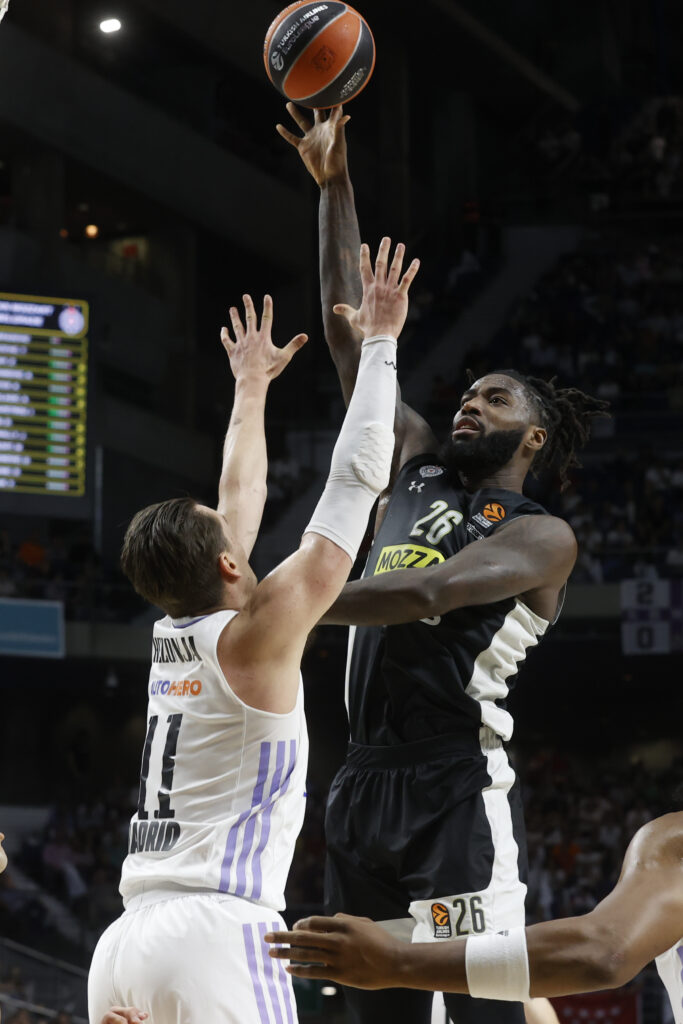 epa10591411 Real Madrid's Mario Hezonja (L) in action against Partizan's Mathias Lessort during a Euroleague basketball match between Real Madrid and Partizan Belgrade at WiZink Center in Madrid, Spain, 25 April 2023.  EPA-EFE/Juan Carlos Hidalgo