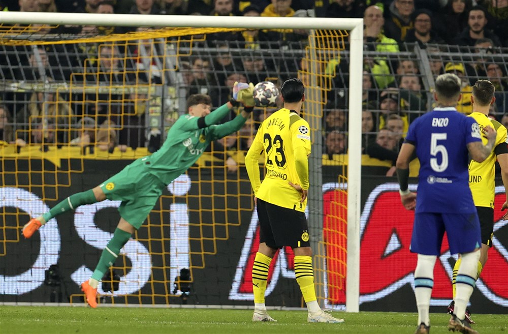 epa10469247 Goalkepeer Gregor Kobel (L) of Dortmund in action during the UEFA Champions League Round of 16, 1st leg match between Borussia Dortmund and Chelsea FC in Dortmund, Germany, 15 February 2023.  EPA-EFE/Friedemann Vogel