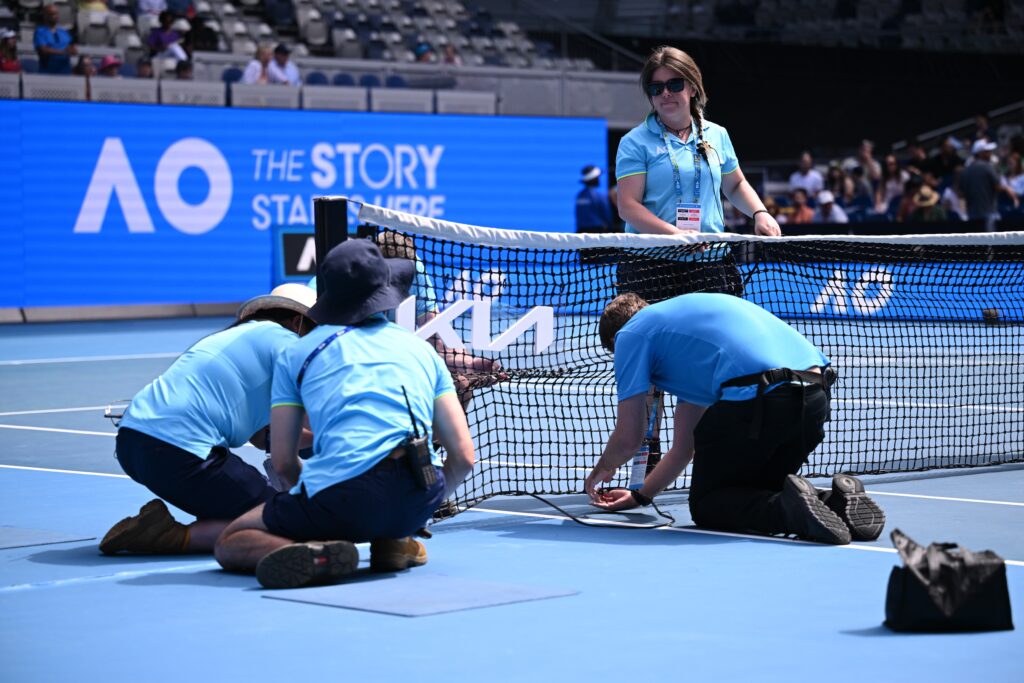 epa10419721 Attendants change the net from doubles match to a singles match during the 2023 Australian Open tennis tournament at Melbourne Park in Melbourne, Australia 21 January 2023.  EPA-EFE/JAMES ROSS AUSTRALIA AND NEW ZEALAND OUT