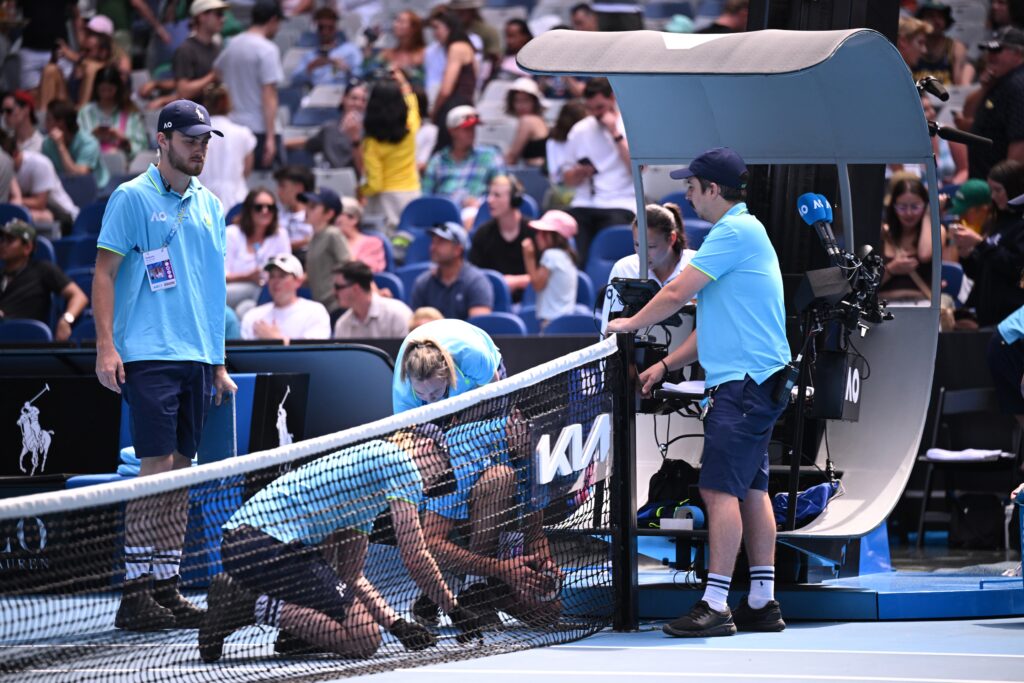 epa10419722 Attendants change the net from doubles match to a singles match during the 2023 Australian Open tennis tournament at Melbourne Park in Melbourne, Australia 21 January 2023.  EPA-EFE/JAMES ROSS AUSTRALIA AND NEW ZEALAND OUT