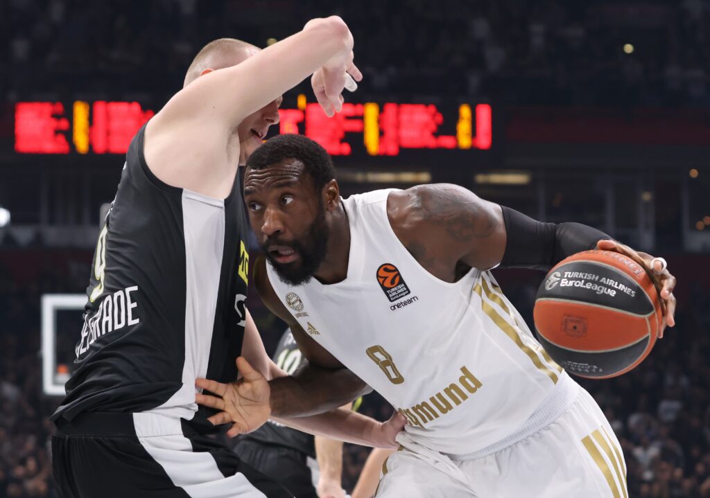 epa10381860 Bayern's Othello Hunter (R) in action against Partizan's Alen Smailagic during the Euroleague basketball match between Partizan Belgrade and Bayern Munich in Belgrade, Serbia, 29 December 2022.  EPA-EFE/ANDREJ CUKIC