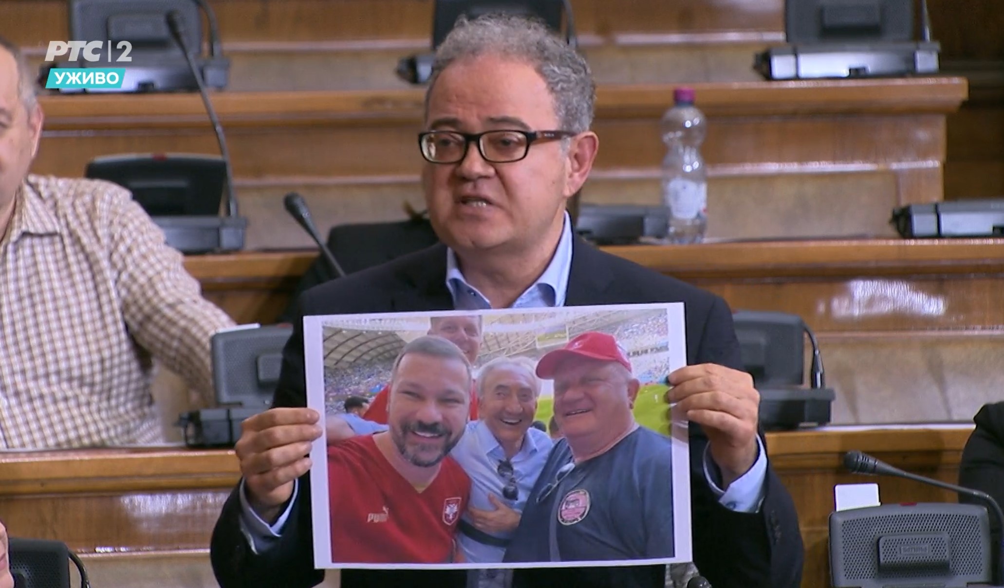 Zoran Lutovac, SKRINSHOT ZORANA LUTOVCA U 21.51 na RTS 2 DOK DRŽI SLIKU MIŠKOVIĆA I NAPREDNJAKA!!!!!!