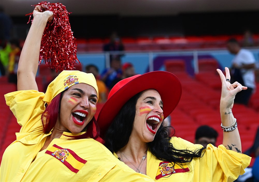 epa10333001 Fans of Spain cheer prior to the FIFA World Cup 2022 group E soccer match between Spain and Germany at Al Bayt Stadium in Al Khor, Qatar, 27 November 2022.  EPA-EFE/Georgi Licovski