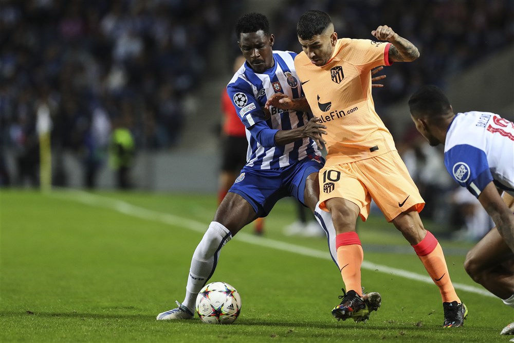 epa10279471 FC Porto's Zaidu Sanusi (L) in action against Atletico Madrid's Angel Correa (R) during the Champions League group B soccer match between FC Porto and Atletico Madrid, in Porto, Portugal, 01 November 2022.  EPA-EFE/JOSE COELHO