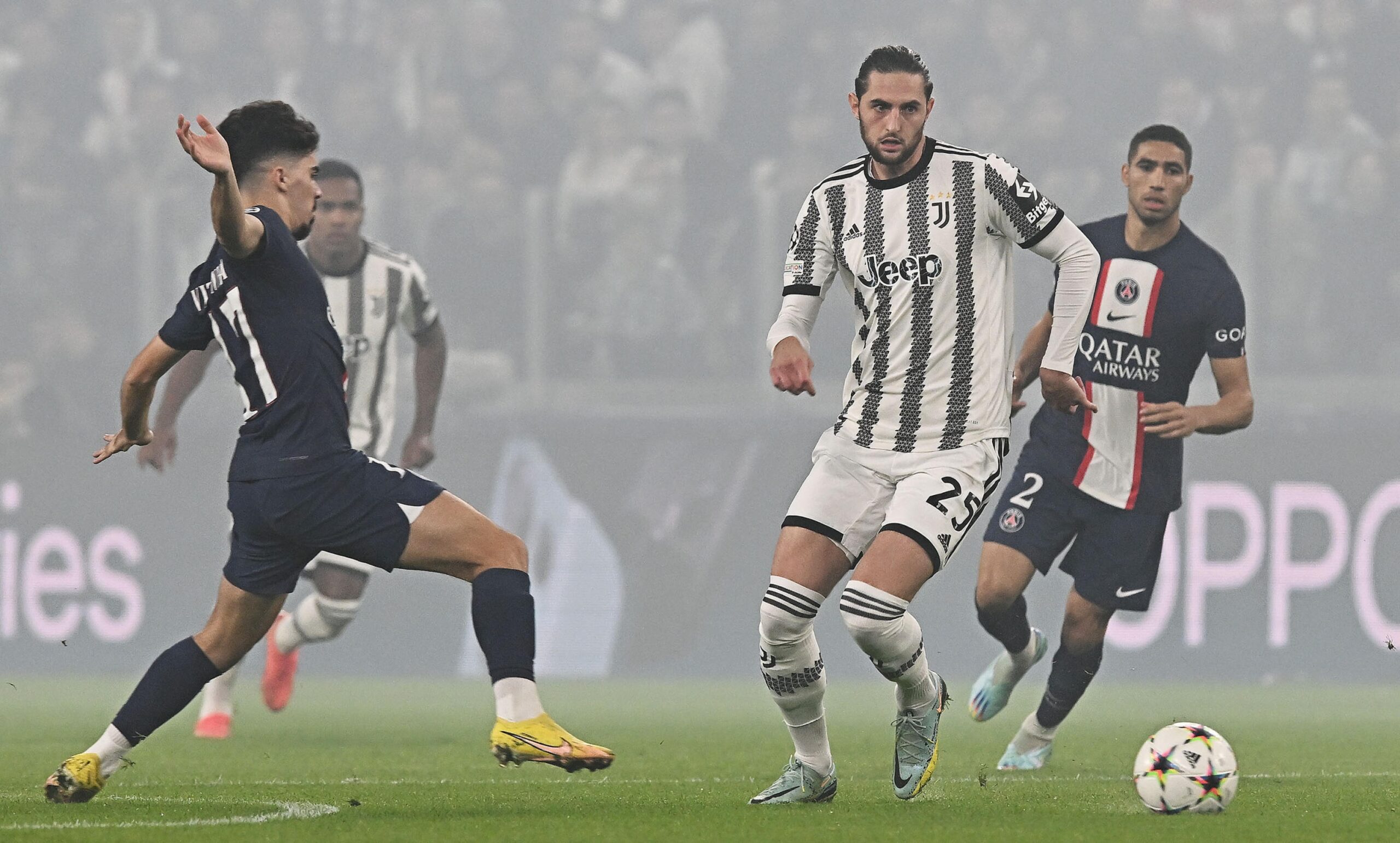 epa10282512 Juventus' Adrien Rabiot and PSG's Vitinha in action during the UEFA Champions League group H soccer match between Juventus FC and Paris Saint Germain, in Turin, Italy, 02 November 2022.  EPA-EFE/ALESSANDRO DI MARCO