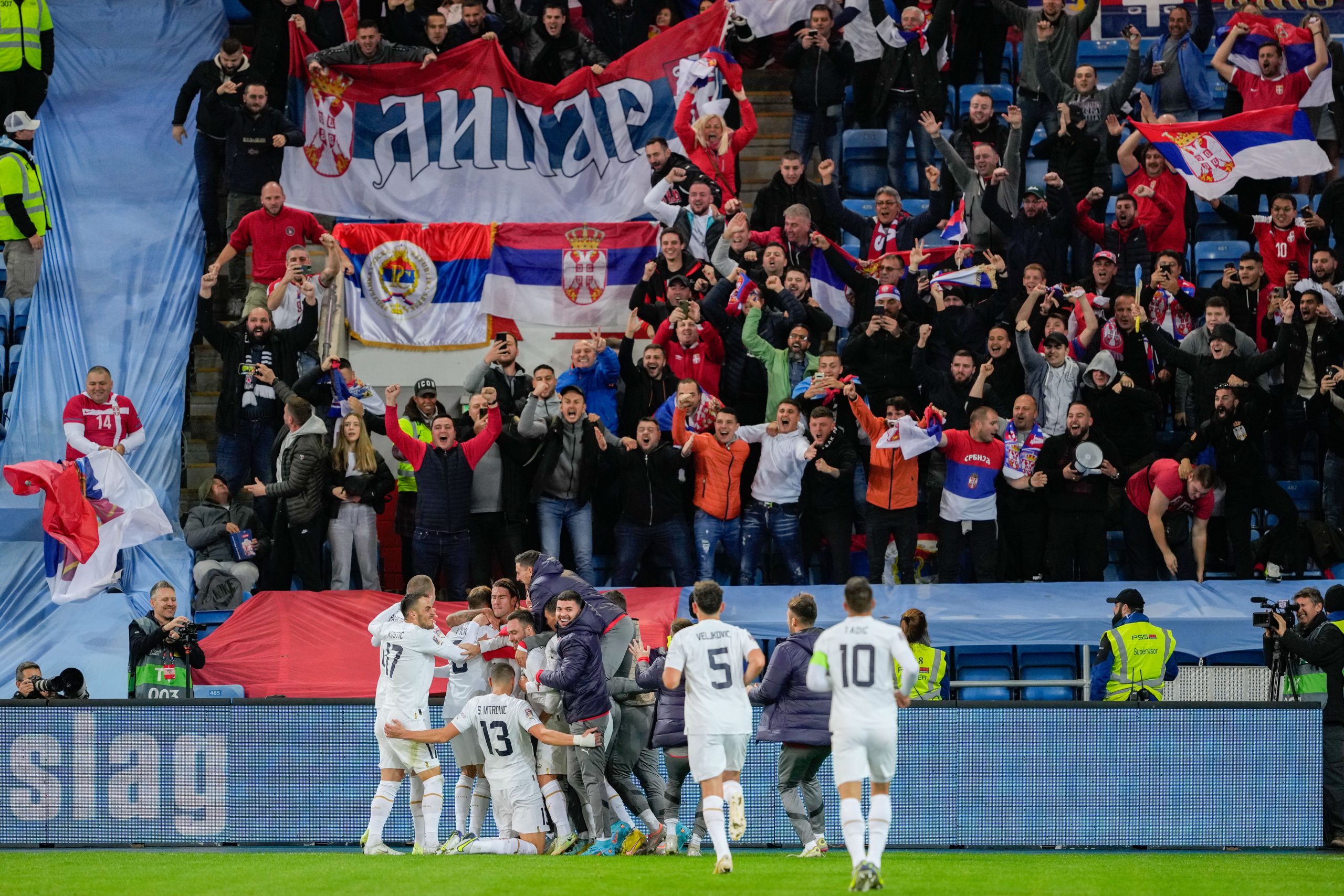 epa10210326 Serbia's players cheer in front of their supporters after scoring the second goal in the UEFA Nations League soccer match between Norway and Serbia at Ullevaal Stadium in Oslo, Norway, 27 September 2022.  EPA-EFE/Fredrik Varfjell  NORWAY OUT