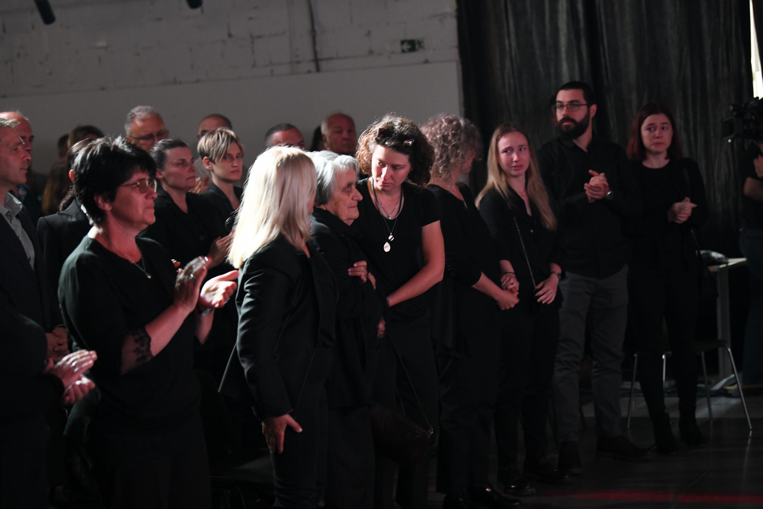 Beograd 11.05.2022. Porodica Veselina Simonovića, majka Jagoda, ćerka Isidora, supruga, ćena Liljana, ćerka Anita. Komemoracija Veselinu Simonoviću na Dorćol Placu Foto: Goran Srdanov/Nova.rs