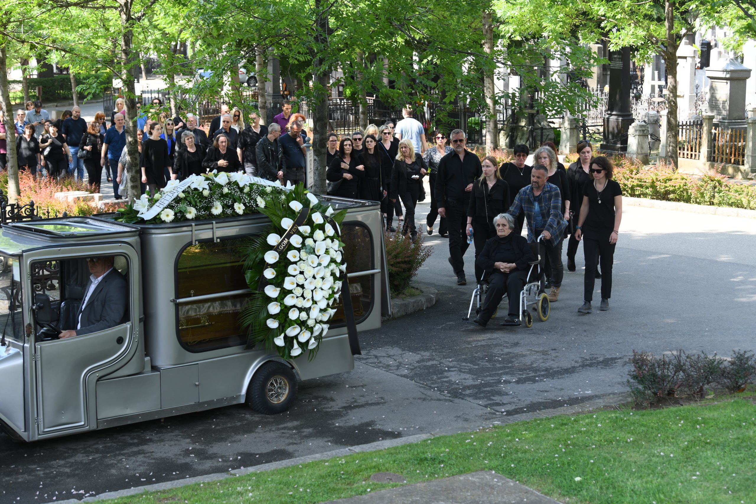 Beograd 11.05.2022. Porodica Veselina Simonovića, mjaka Jagoda, ćerka, ćerke Isidora i Anita, supruga, žena Liljana. Sahrana Veselina Simonovica u Aleji zaslužnih građana, Foto: Goran Srdanov/Nova.rs