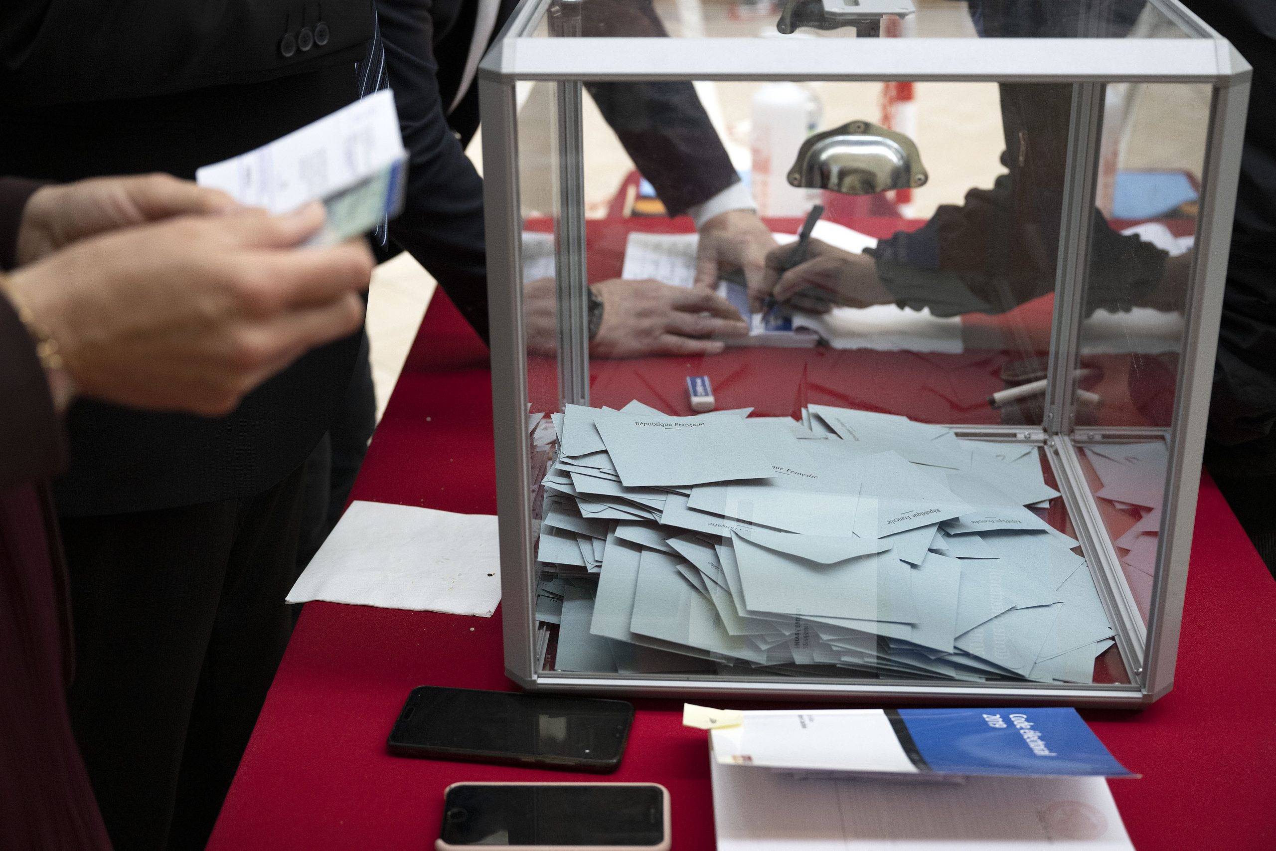 francuska izbori epa09906425 A voter casts the ballot in the second round of the French presidential elections, at a polling station in Bordeaux, France, 24 April 2022.  EPA-EFE/CAROLINE BLUMBERG
