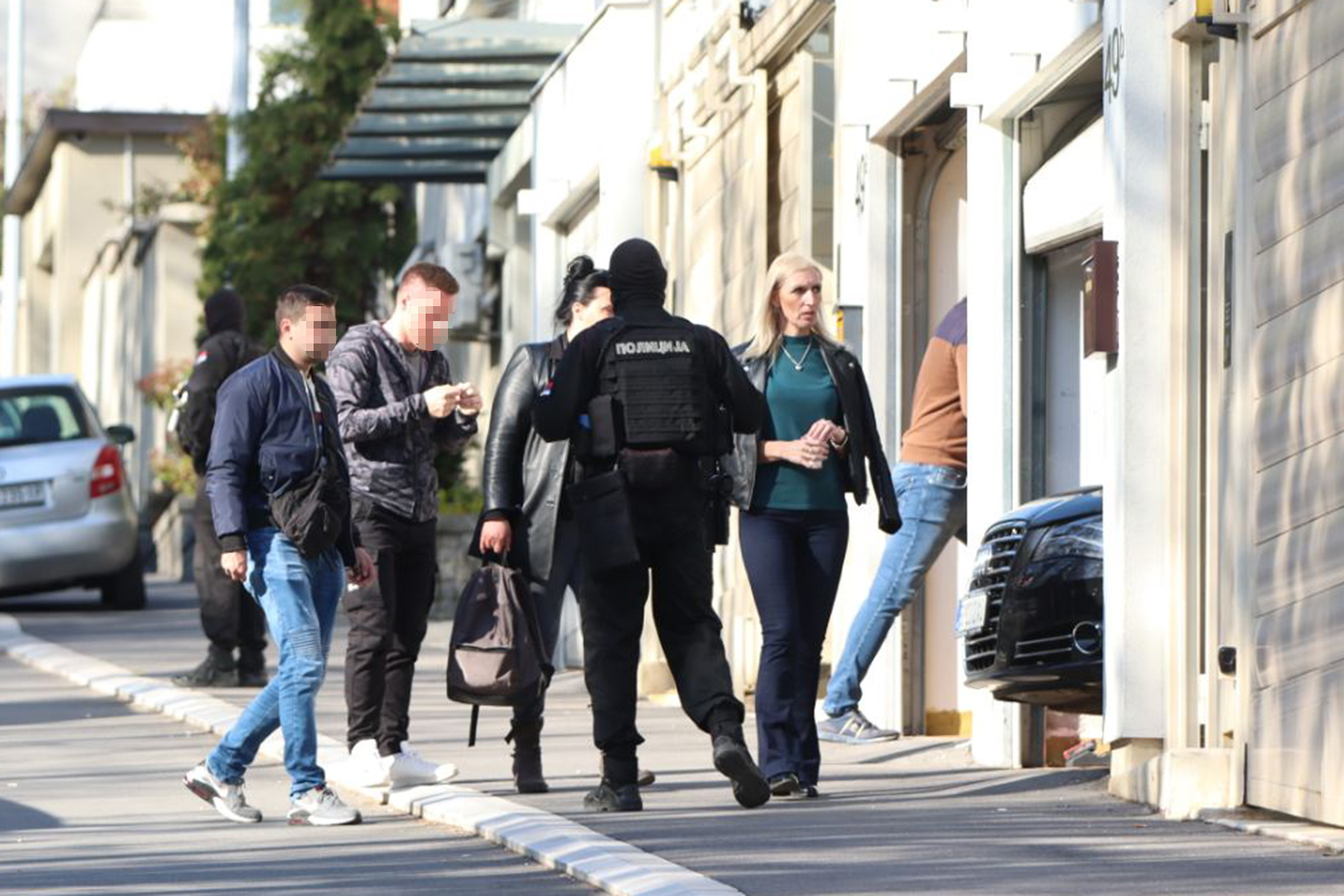 Beograd 14.04.2022. Ispred kuće u kojoj živi Darko Šarić došao veliki broj pripadnika Žandarmerije. Žandarmerija, kuća Darka Šarića, policija plava zena Foto: Nova.rs