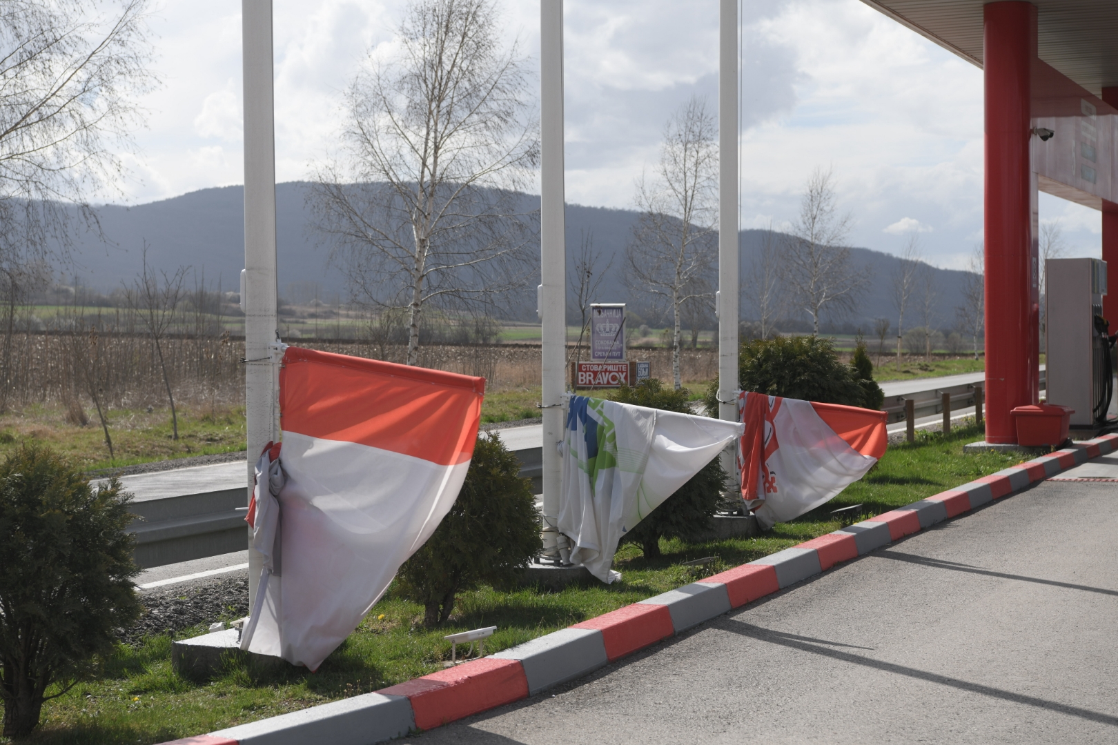 Na putu od rudnika do Aleksinca zastave spustene. Knez pumpa. Sokobanja, 1.04.2022. nesreća rudnik Soko, Sokobanja, ulaz u rudnik, Sokobanja, Eksplozija metana, EKSPLOATACIJa UGLJA  RUDNIK SOKO