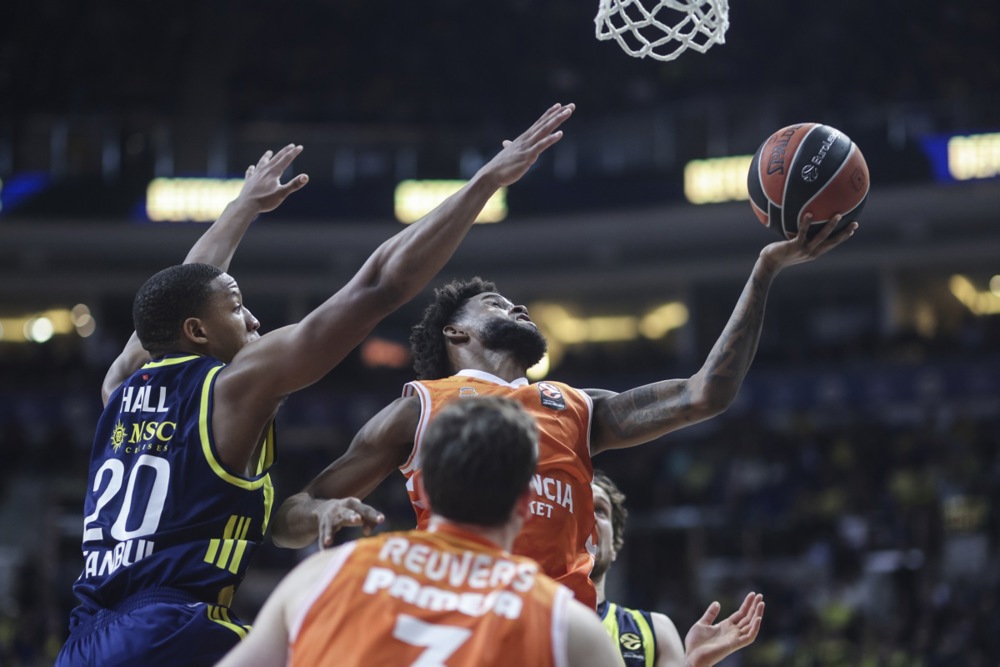 epa12654138 Devon Hall (L) of Fenerbahce in action against Braxton Key (back-C) of Valencia during the EuroLeague basketball match between Fenerbahce Beko and Valencia Basket in Istanbul, Turkey, 16 January 2026.  EPA/ERDEM SAHIN