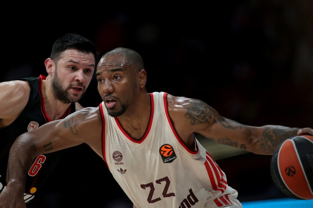 epa12639225 Olympiakos' Kostas Papanikolaou (L) and Bayern's Isiaha Mike (R) in action during the Euroleague basketball match between Olympiakos and FC Bayern Munich, in Piraeus, Greece, 09 January 2026.  EPA/PETE ANDREOU
