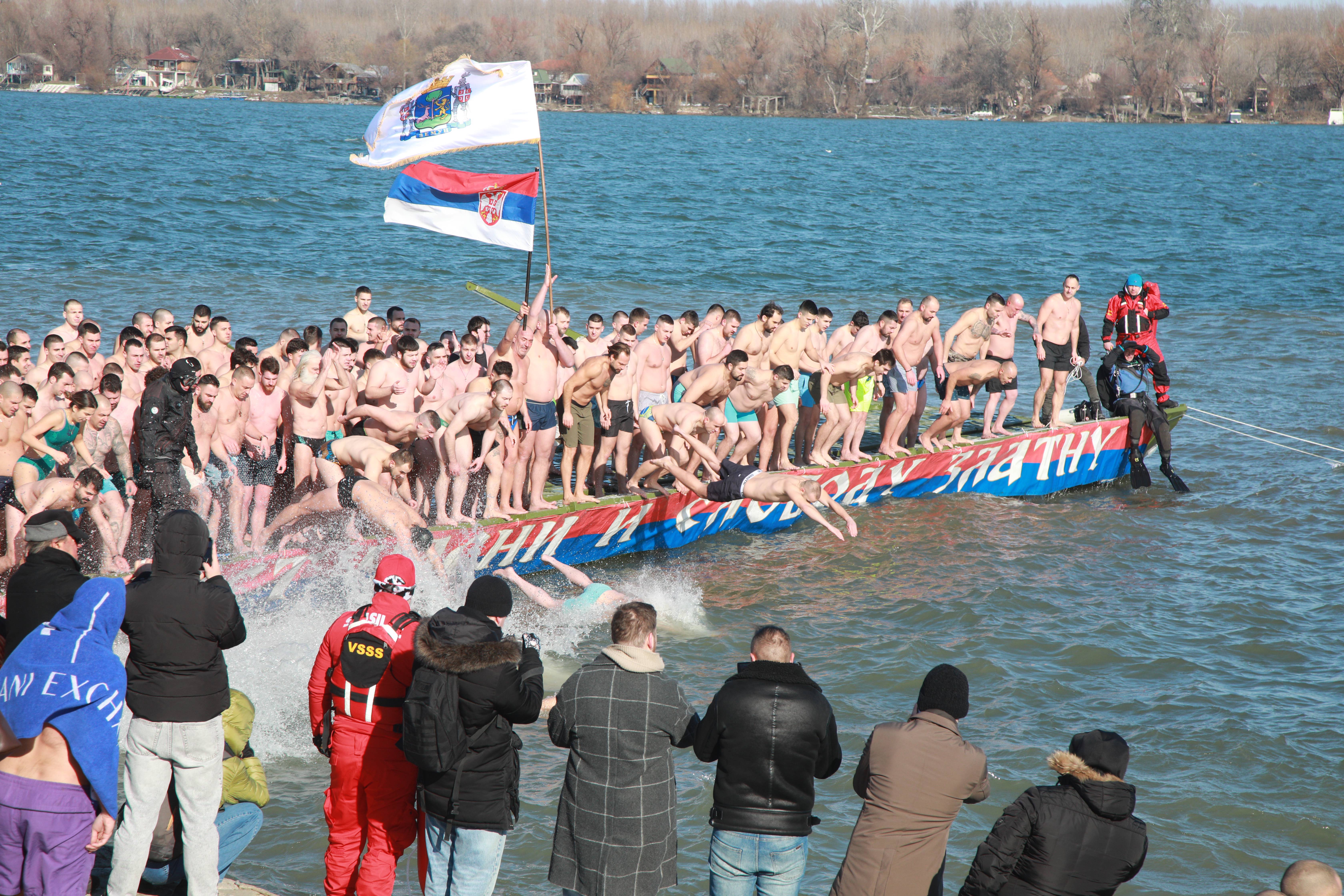 BOGOJAVLJENSKO PLIVANJE ZA CASNI KRST NA ZEMUNSKOM KEJU