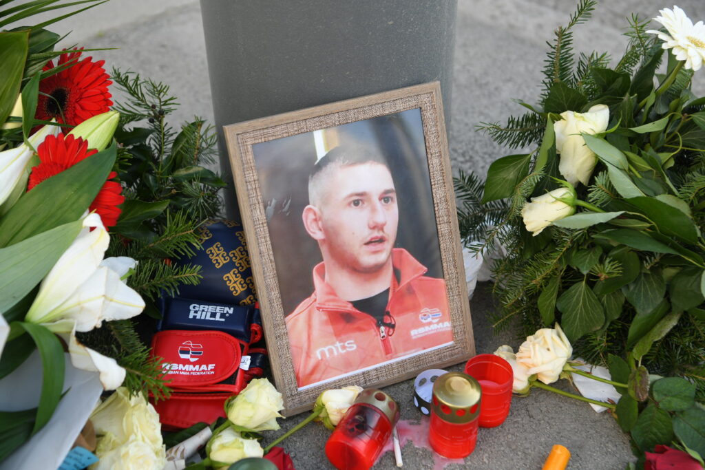 Beograd, 27.02.2024. Dobračina, Sveće i cveće na mestu gde je ubijen MMA borac Stefan Savić kod dorćolete Foto: Amir Hamzagić/Nova.rs