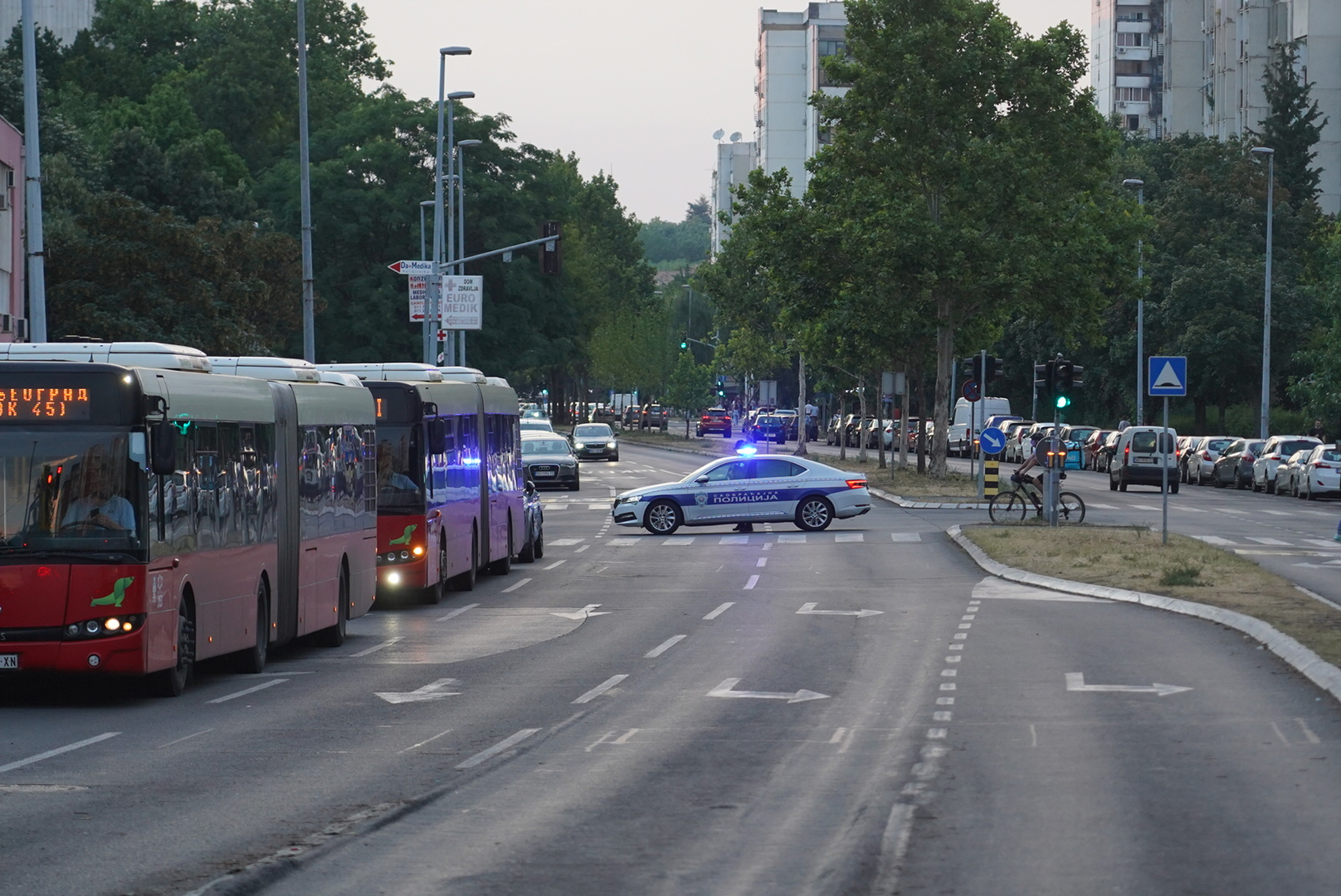 Citizens blocked the intersection of Jurija Gagarina and Gandijeva streets, in block 70.Gradjani su blokirali raskrsnicu ulica Jurija Gagarina i Gandijeva, u bloku 70.