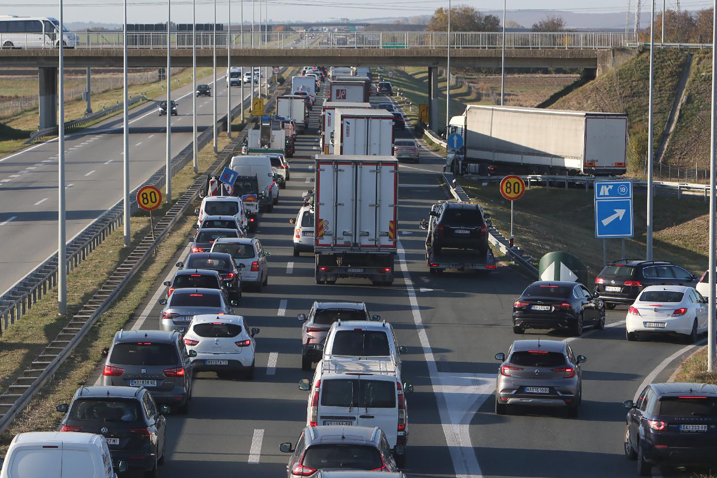 autoput za Novi Sad blokiran je kod Inđije