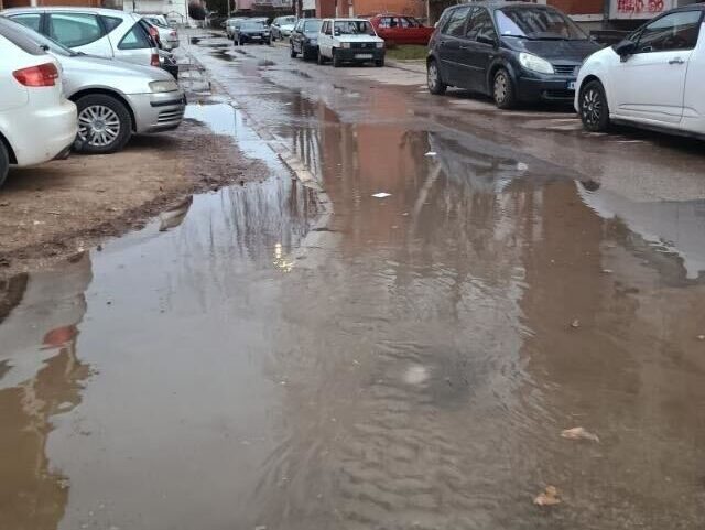 tanovnici dela niškog naselja Duvanište ponovo su jutro proveli bez vode, nakon što je cev u Ulici Patrisa Lumumbe