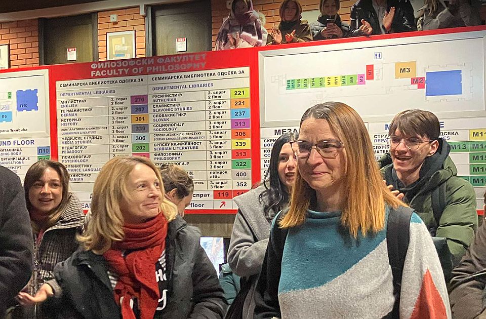Protest na Filozofskom fakultetu zbog otkaza Jeleni Kleut, okupljeni šetaju zgradom