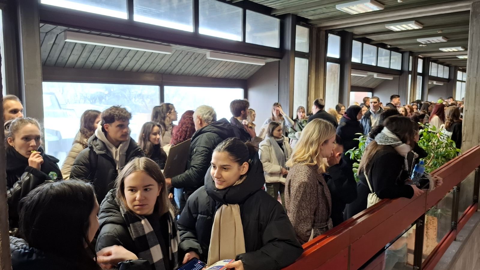 Protest na Filozofskom fakultetu zbog otkaza Jeleni Kleut, okupljeni šetaju zgradom