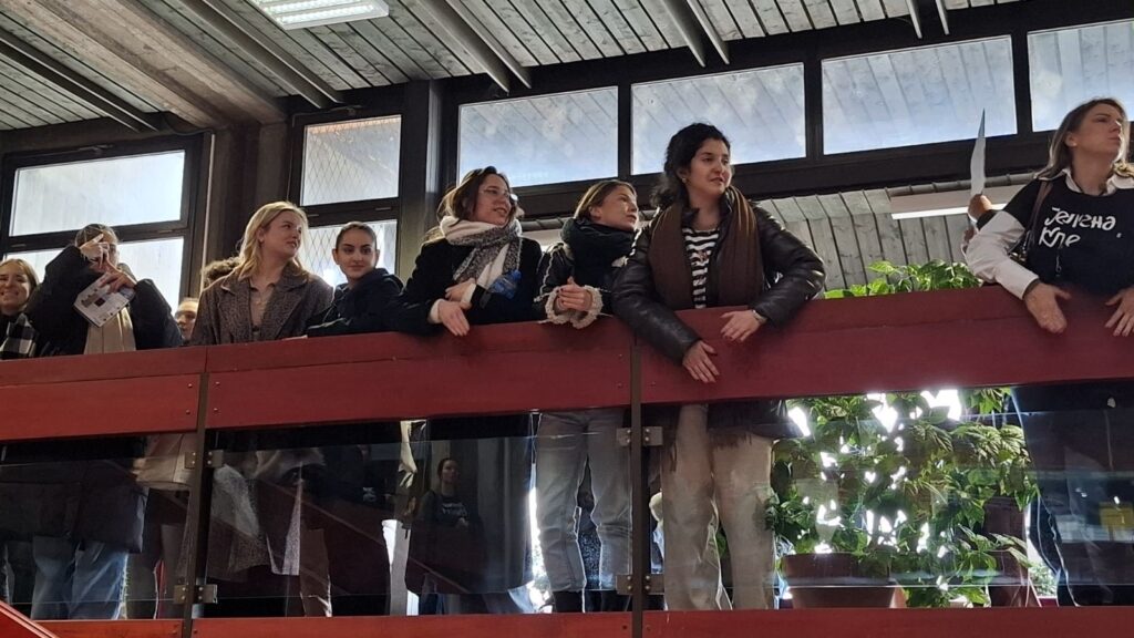 Protest na Filozofskom fakultetu zbog otkaza Jeleni Kleut, okupljeni šetaju zgradom