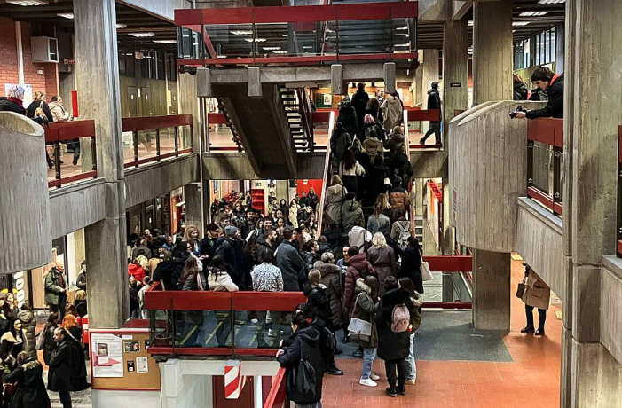 jelena kleut  Protest na Filozofskom fakultetu zbog otkaza Jeleni Kleut, okupljeni šetaju zgradom