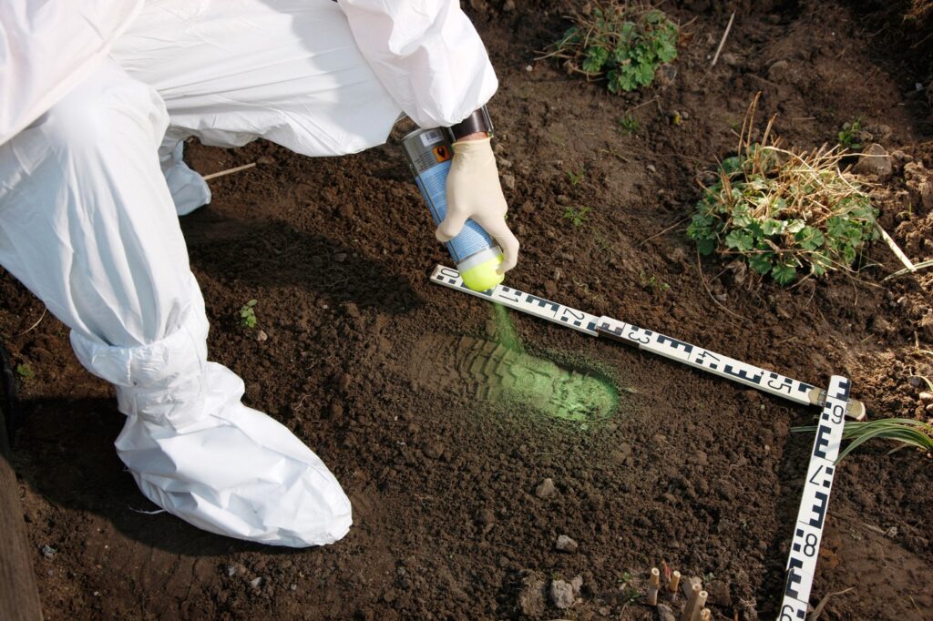 Police, crime scene investigation. Police saves footprints at a crime scene.,Image: 134095695, License: Rights-managed, Restrictions: , Model Release: yes, Credit line: Jochen Tack / Alamy / Profimedia