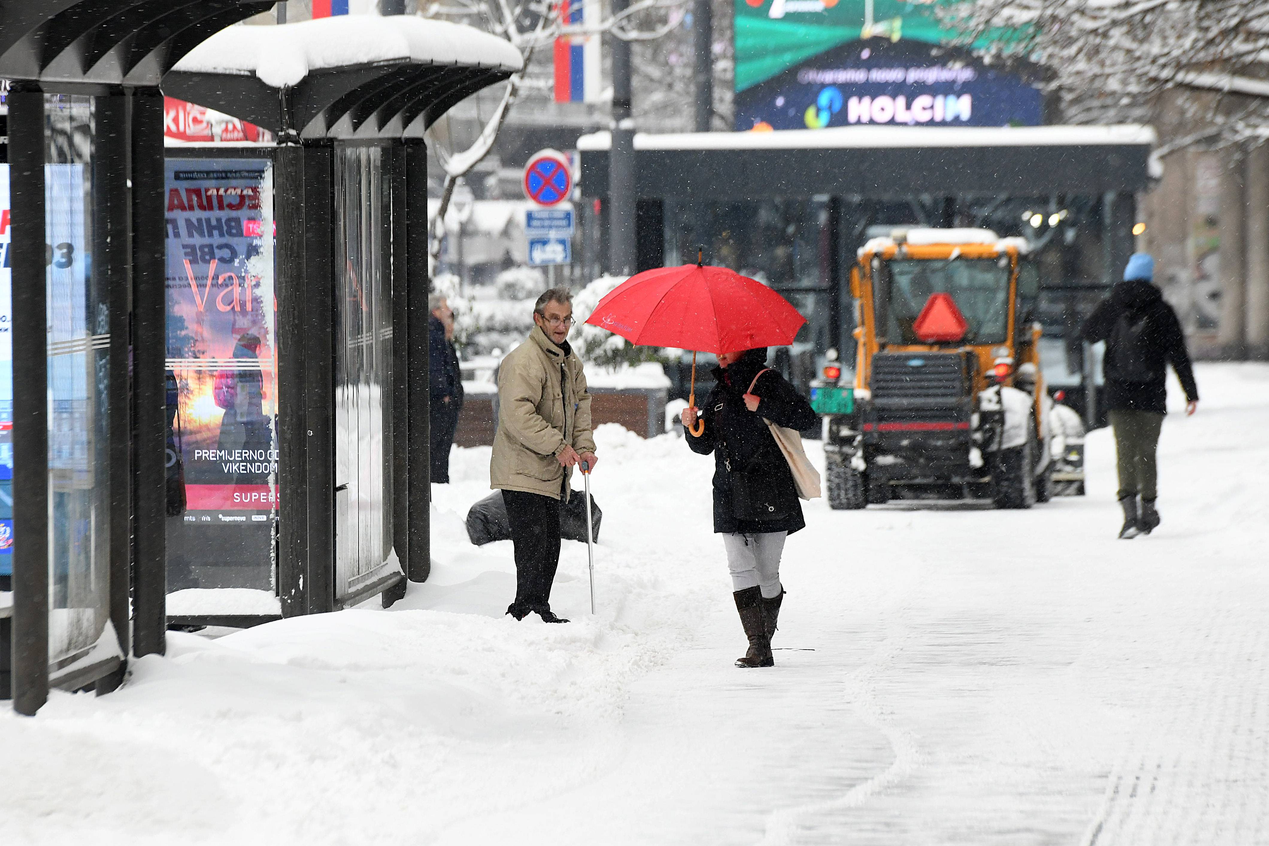 Beograd, 8.01.2026. - Zamrznute ulice prekrivene ledom i snegom sa temperaturom od oko -4 Celzijusova stepena docekale su jutros ne bas veliki broj Beogradjana i vozila, prvog dana posle praznika. (BETAPHOTO/MILAN ILIC)