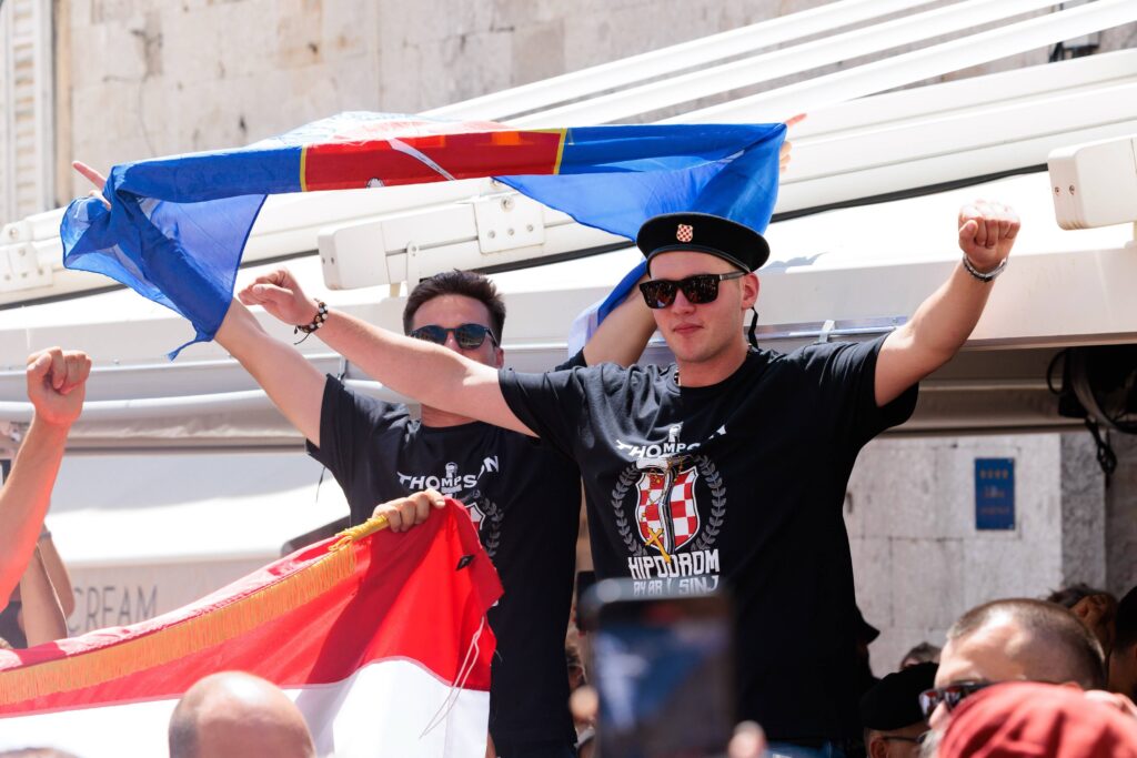 Sinj, 4.08.2025. - Gradjani se okupljaju na ulicama Sinja uoci Tompsonovog koncerta. Marko Perkovic Tompson ce veceras odrzati koncert na Hipodromu u Sinju. (BETAPHOTO/HINA/Miroslav Lelas)