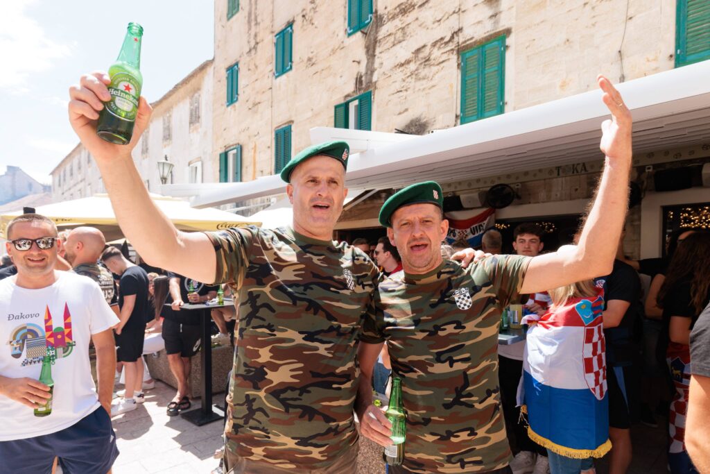 Sinj, 4.08.2025. - Gradjani se okupljaju na ulicama Sinja uoci Tompsonovog koncerta. Marko Perkovic Tompson ce veceras odrzati koncert na Hipodromu u Sinju. (BETAPHOTO/HINA/Miroslav Lelas)