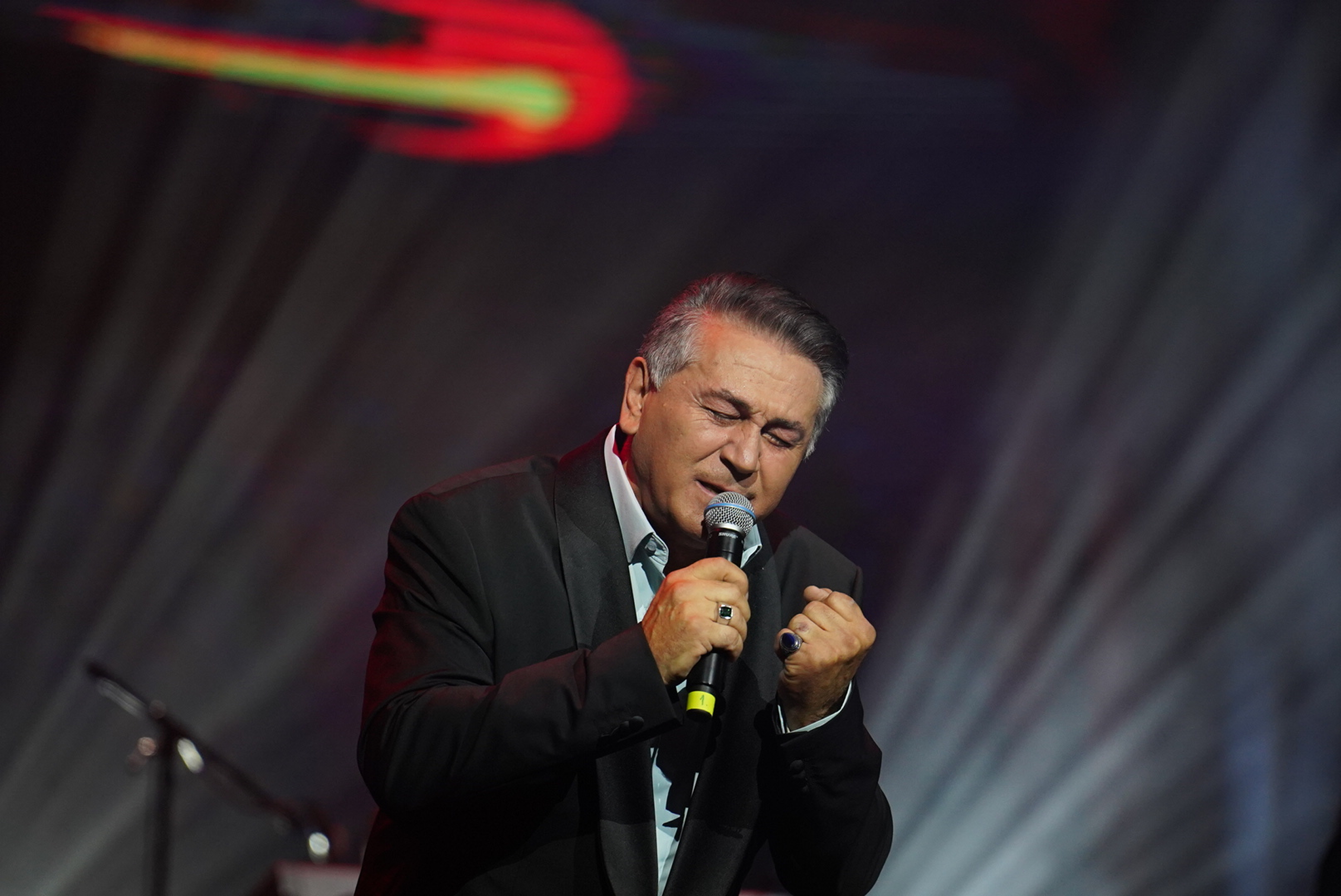 The concert of folk star Halid Muslimovic "Time has taught me" was held at the Sava Center.Koncert folk zvezde Halida Muslimovica "Mene je ucilo vrijeme" odrzan je u Sava centru.