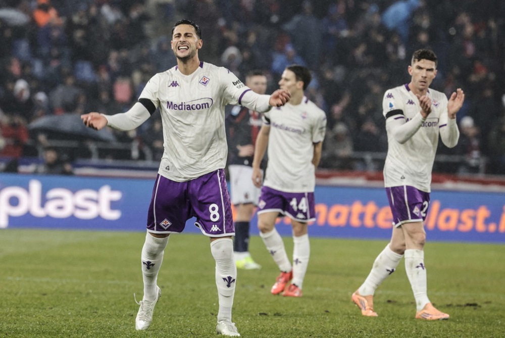epa12658994 Fiorentina's Rolando Mandragora celebrates with his teammates after scoring a goal during the Italian Serie A soccer match Bologna FC and ACF Fiorentina at Renato Dall'Ara stadium in Bologna, Italy, 18 January 2026.  EPA/SERENA CAMPANINI