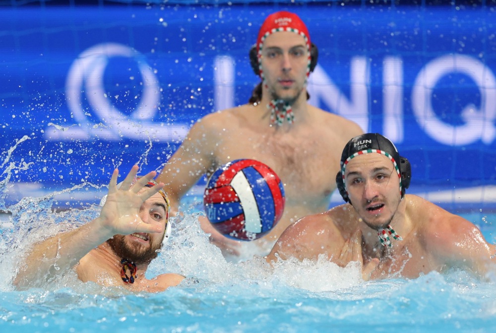 epa12665096 Spain's Roger Tahull (L) in action against Hungary's Zsombor Vismeg (R) during the European Aquatics Men's Water Polo Championship Group II match between Spain and Hungary in Belgrade, Serbia, 20 January 2026.  EPA/ANDREJ CUKIC