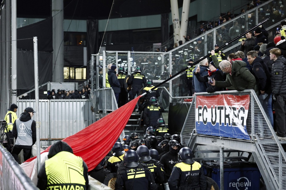 epa12672341 Police enter the away section with Genk supporters ahead of the UEFA Europa League soccer match between FC Utrecht and KRC Genk, in Utrecht, the Netherlands, 22 January 2026.  EPA/ROBIN VAN LONKHUIJSEN