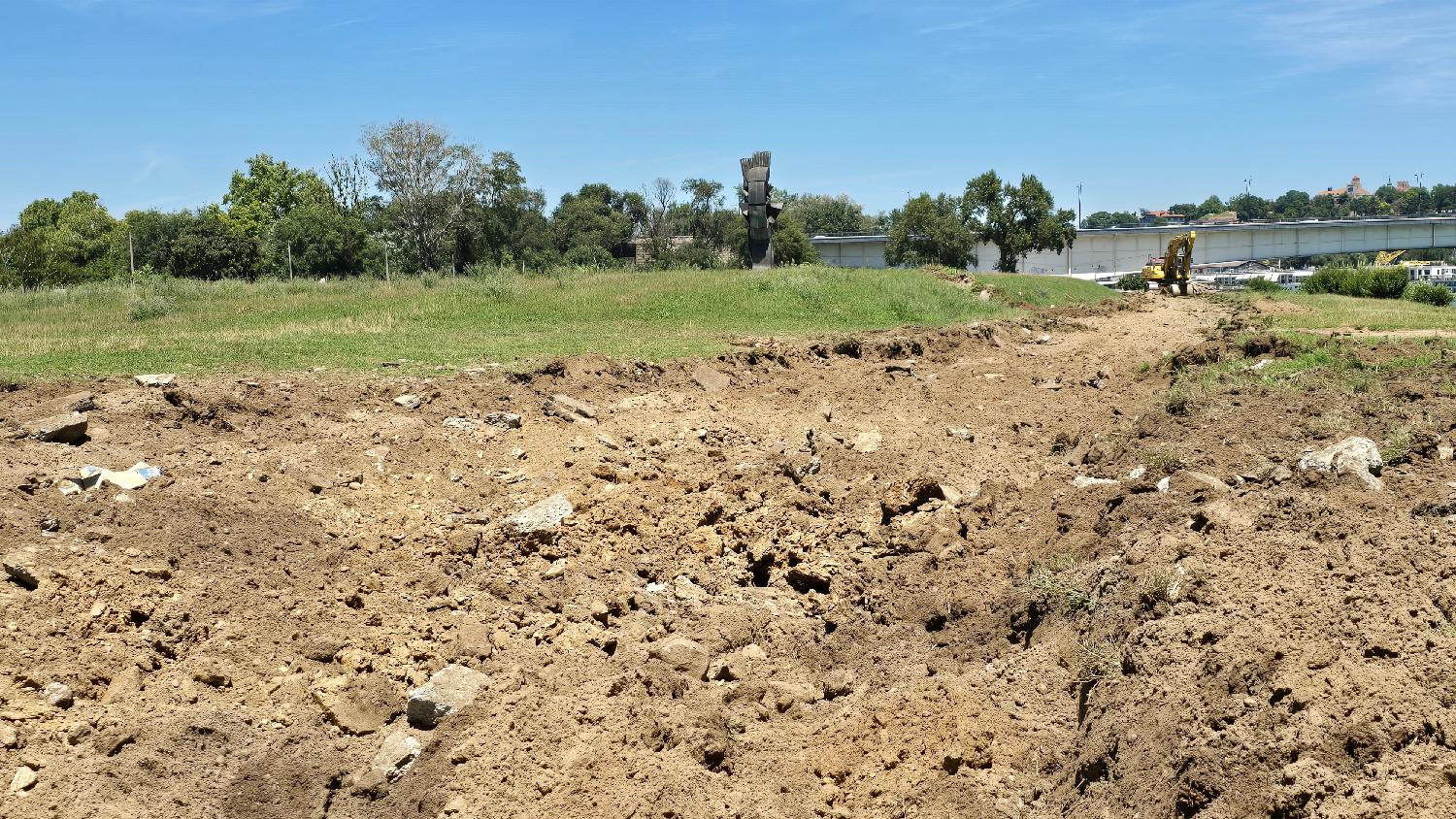 Beograd 06.07.2024. Prostor za pešake i bicikliste između Brankovog i Starog savskog mosta sa Novobeogradske strane danas jepotpuno zatvoren zbog pripremnih radova za demontažu Starog savskog mosta Foto: FoNet/Marko Dragoslavić