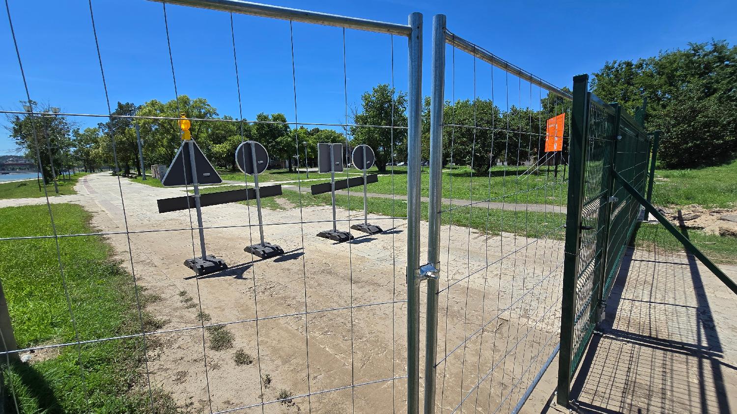 Beograd 06.07.2024. Prostor za pešake i bicikliste između Brankovog i Starog savskog mosta sa Novobeogradske strane danas jepotpuno zatvoren zbog pripremnih radova za demontažu Starog savskog mosta Foto: FoNet/Marko Dragoslavić